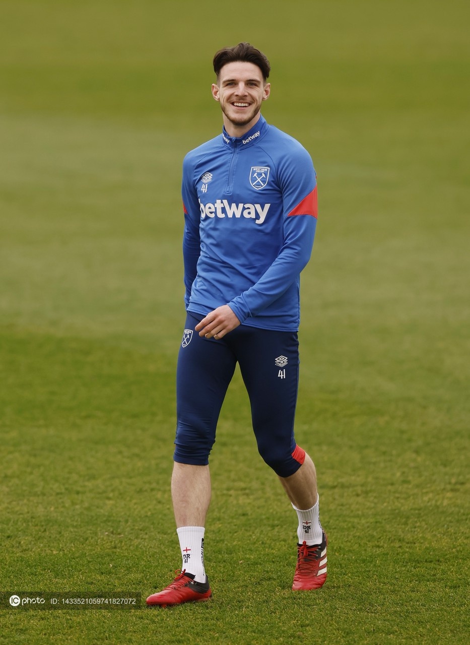 开云手机平台-皇家马德里训练开放日，转会期临场应变引欢呼，欧联在即，赛季目标并未改变