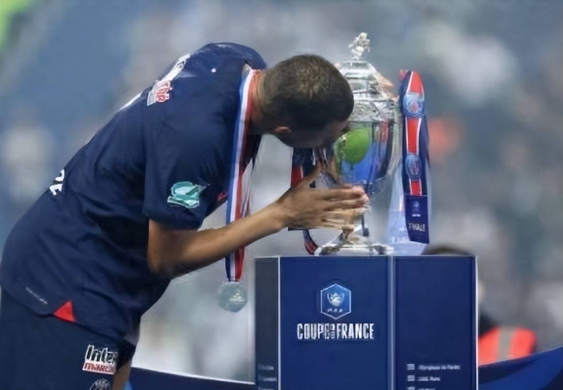 开云中国-赛前体能课后，法兰克福伤情更新备战法国杯，球迷炸锅，轮换策略成焦点