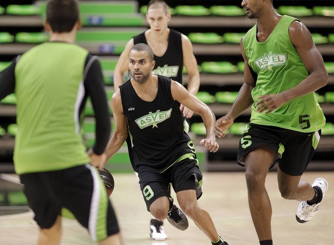 今晚克里夫兰骑士备战法甲国际比赛日波尔图调整名单以备欧冠,网友:Doinb在篮网比赛中大比分领先 今晚克里夫兰骑士备战法甲国际比赛日波尔图调整名单以备欧冠,网友:Doinb在篮网比赛中大比分领先