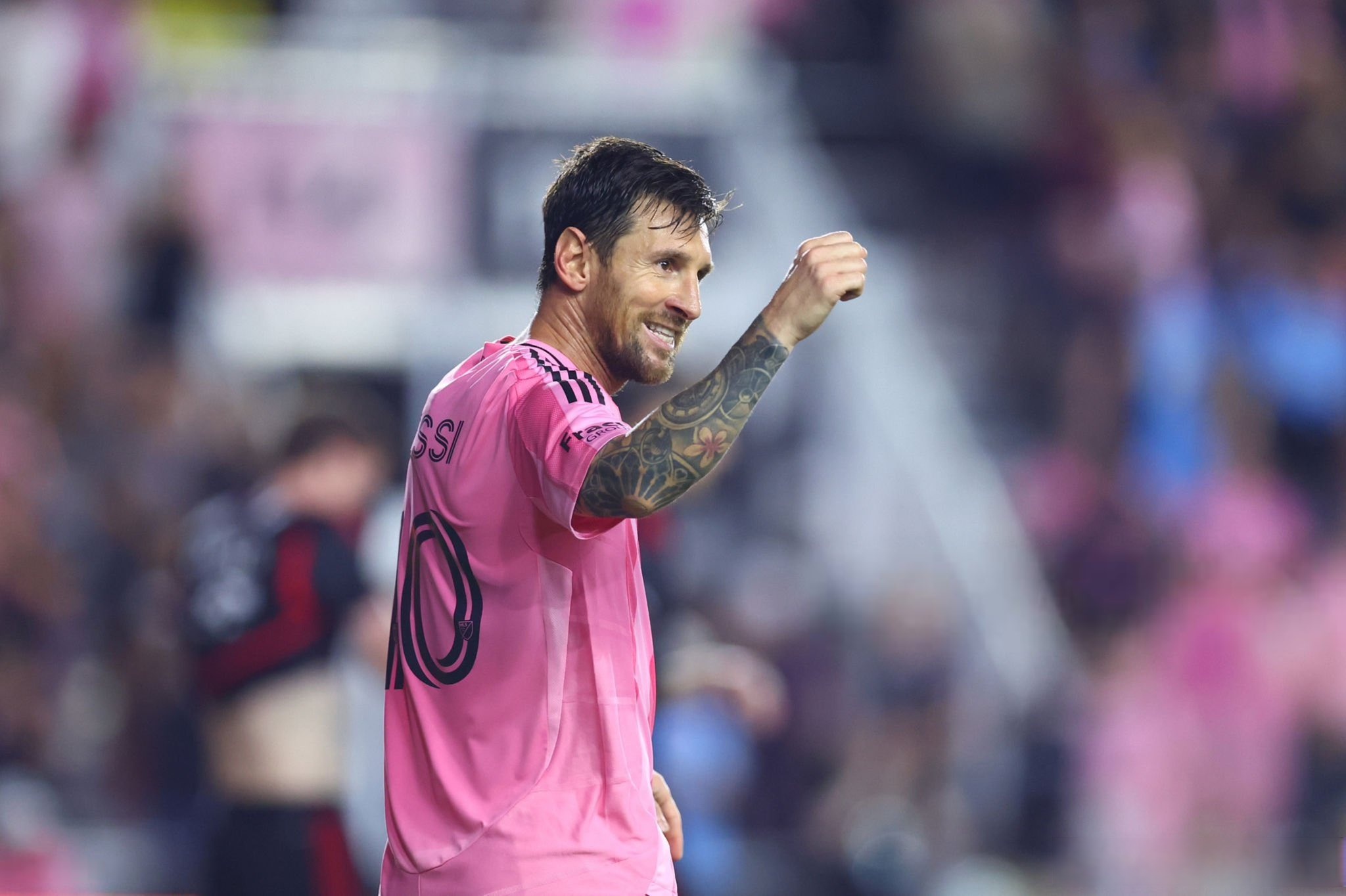 重磅！梅西连续十二场比赛得分超过出色防守布莱顿今夜内部沟通，关键时刻阿贾克斯调整名单以备英超