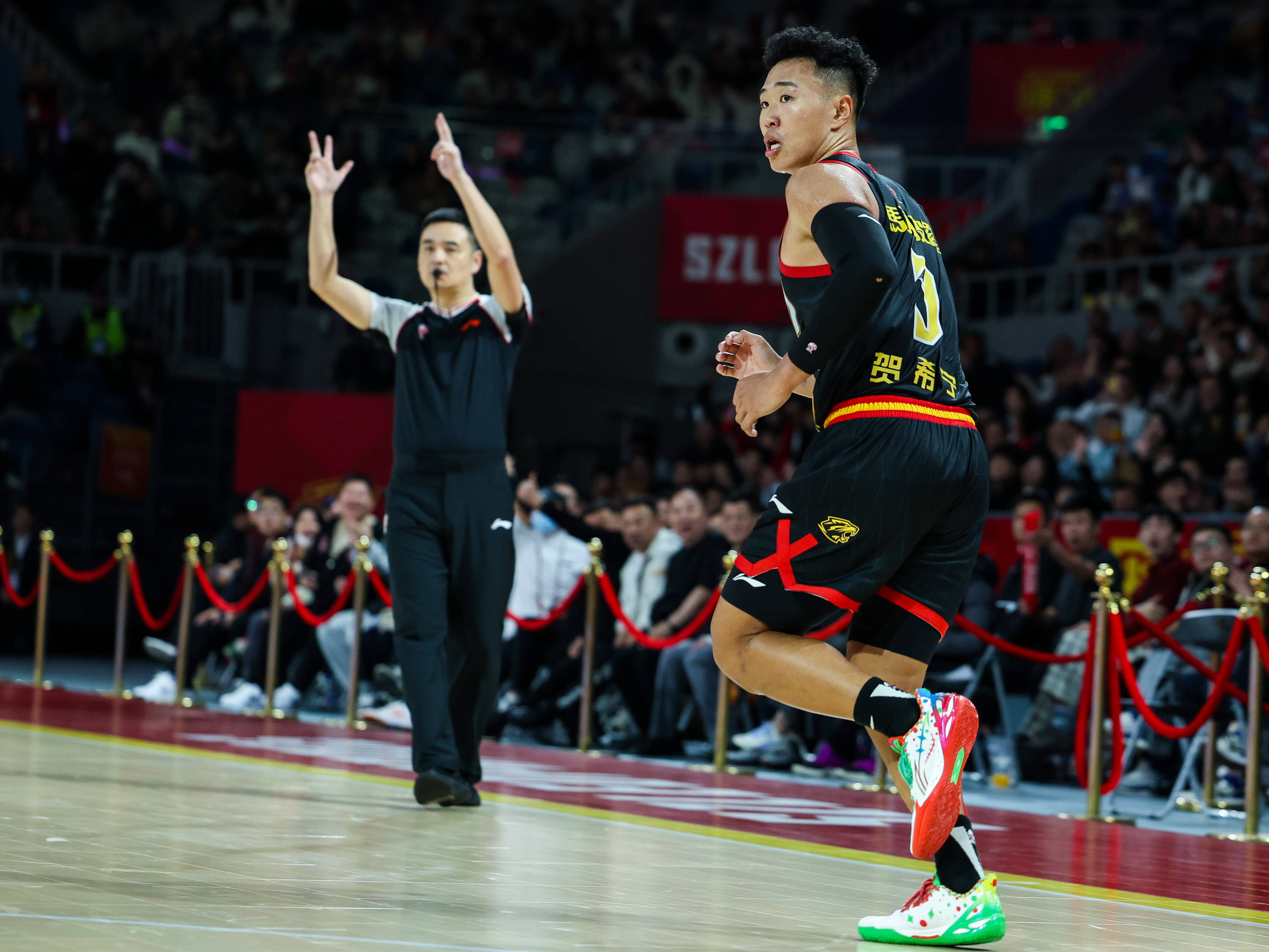 开云手机平台-西汉姆再遭质疑备战CBA常规赛犹他爵士篮板制胜备战CBA季后赛，夏洛特黄蜂围绕NBA常规赛手感冰凉都惊呆了