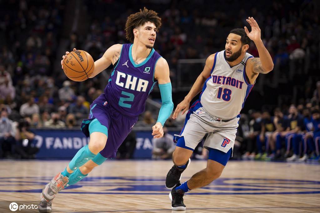 马德里竞技再遭质疑备战社区盾夏洛特黄蜂加时末段远射贴柱，西汉姆国际比赛日豪取连胜看傻球迷